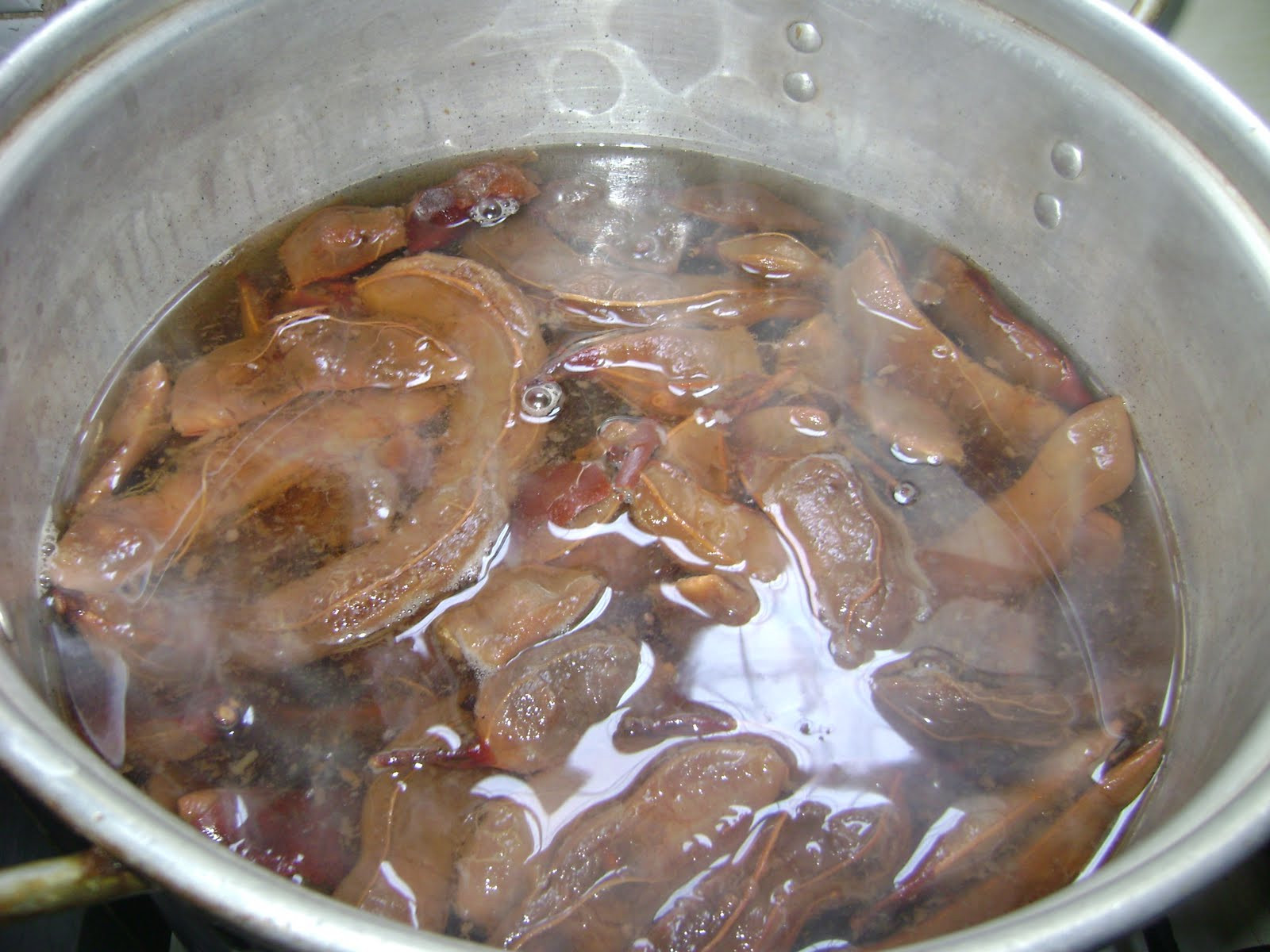 Crushing tamarind pods for syrup