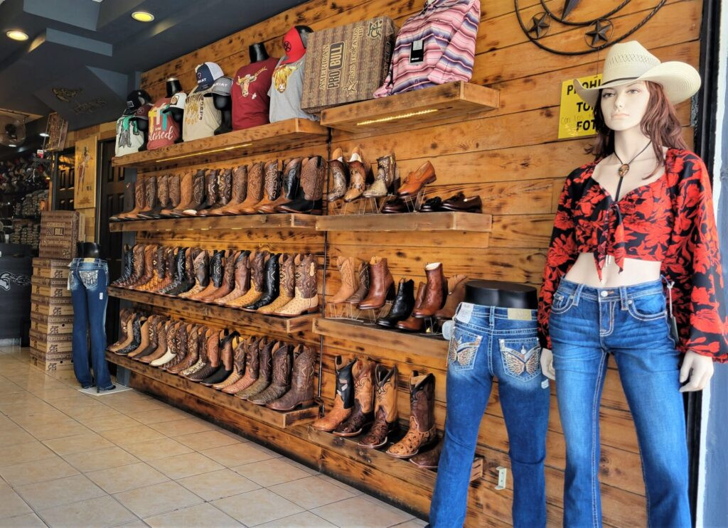 Cowboy boots and leather bags for sale in Leon Mexico