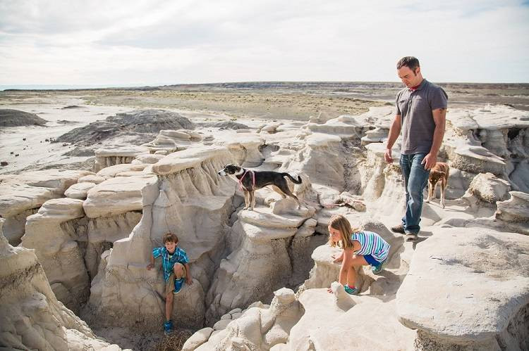 Family exploring hoodoo formations in Bisti Badlands