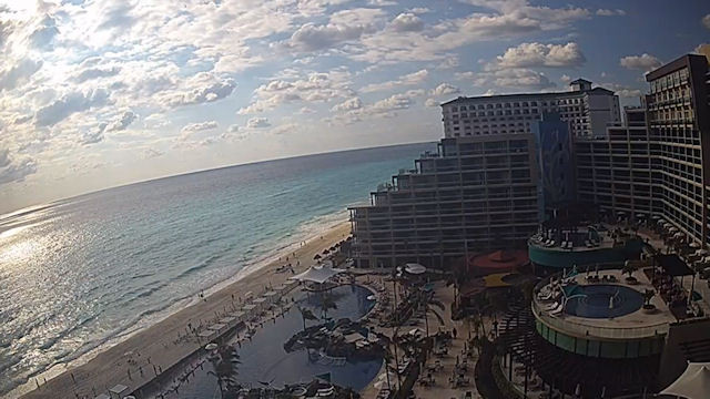 Live Cancun beach webcam view showcasing clear skies and turquoise waters