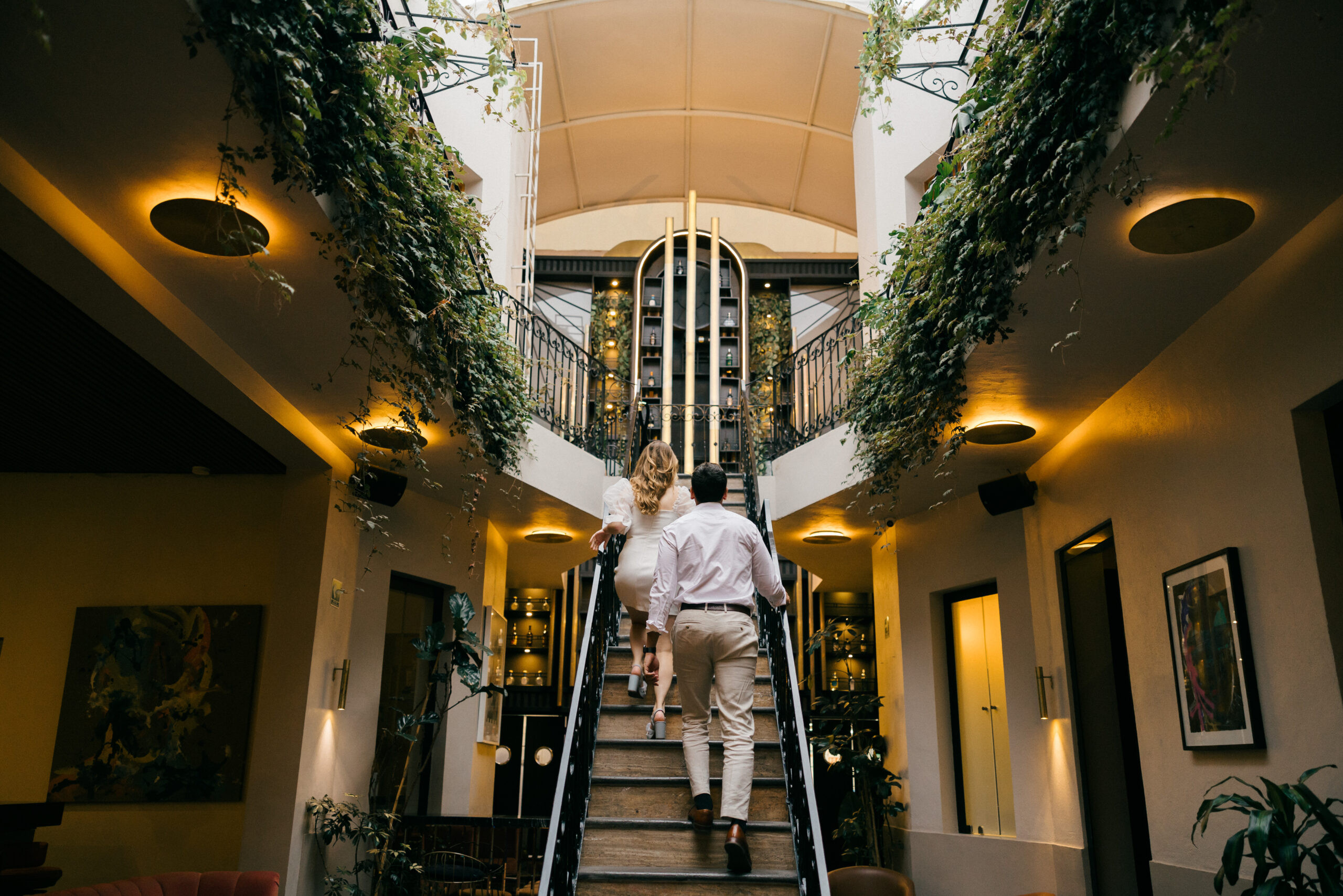 Modern engagement mexico pictures: A stylish couple ascends a staircase together, showcasing contemporary romance in Mexico City