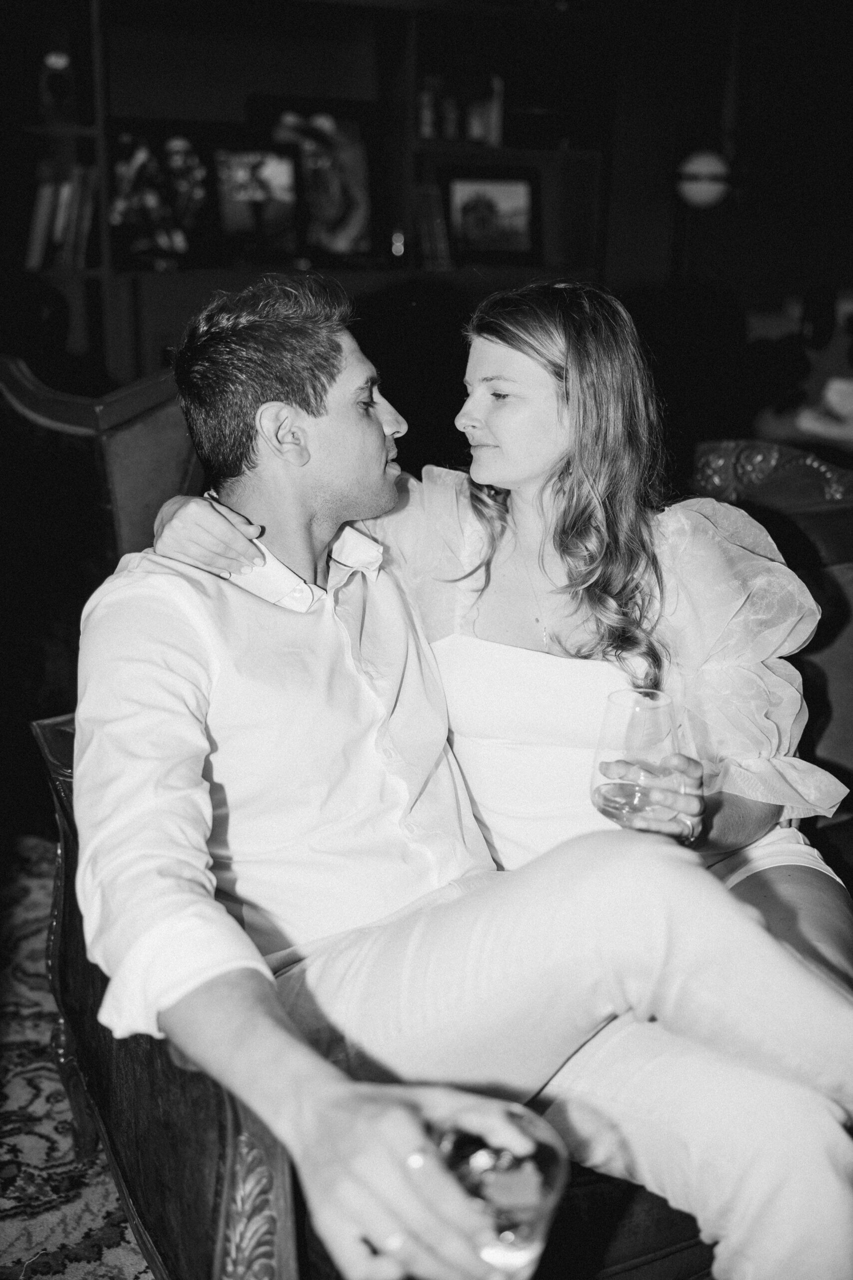 Flash photography mexico pictures: A glamorous couple poses on a velvet couch, showcasing the dramatic effect of flash in their Mexico City engagement session