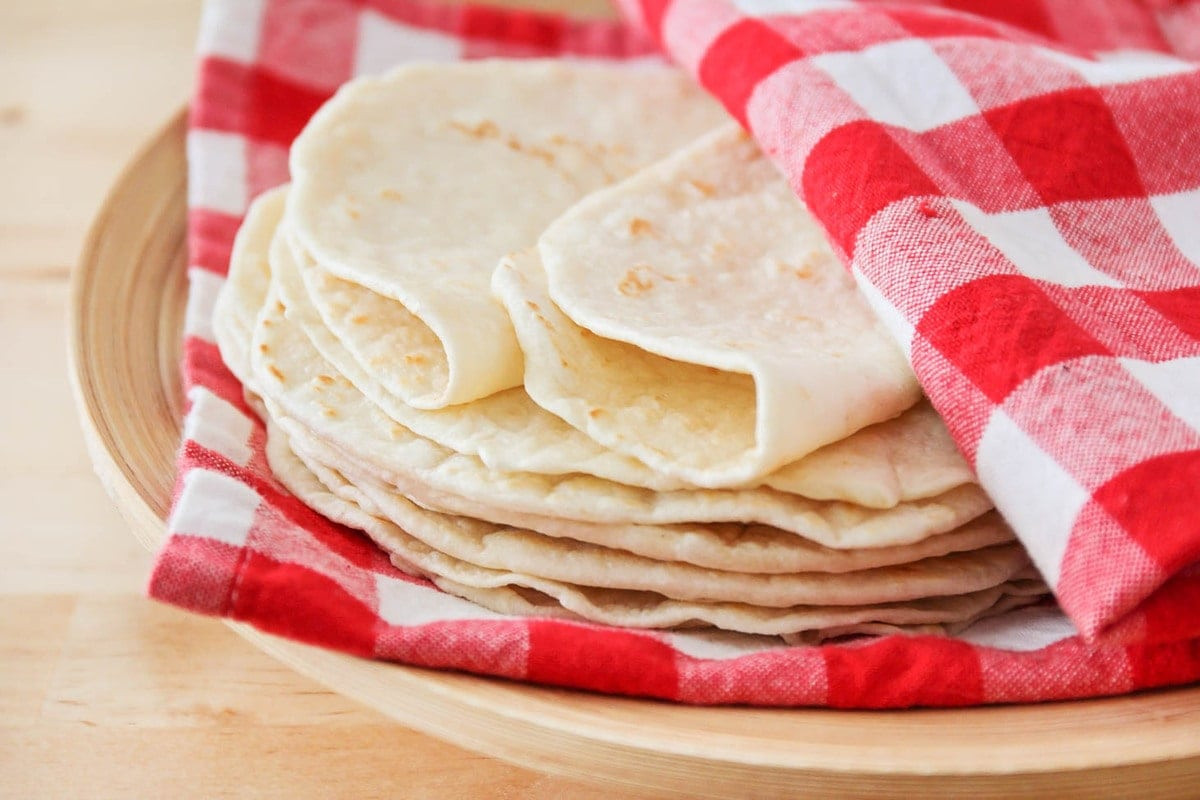 Flour tortillas with Mexican stew