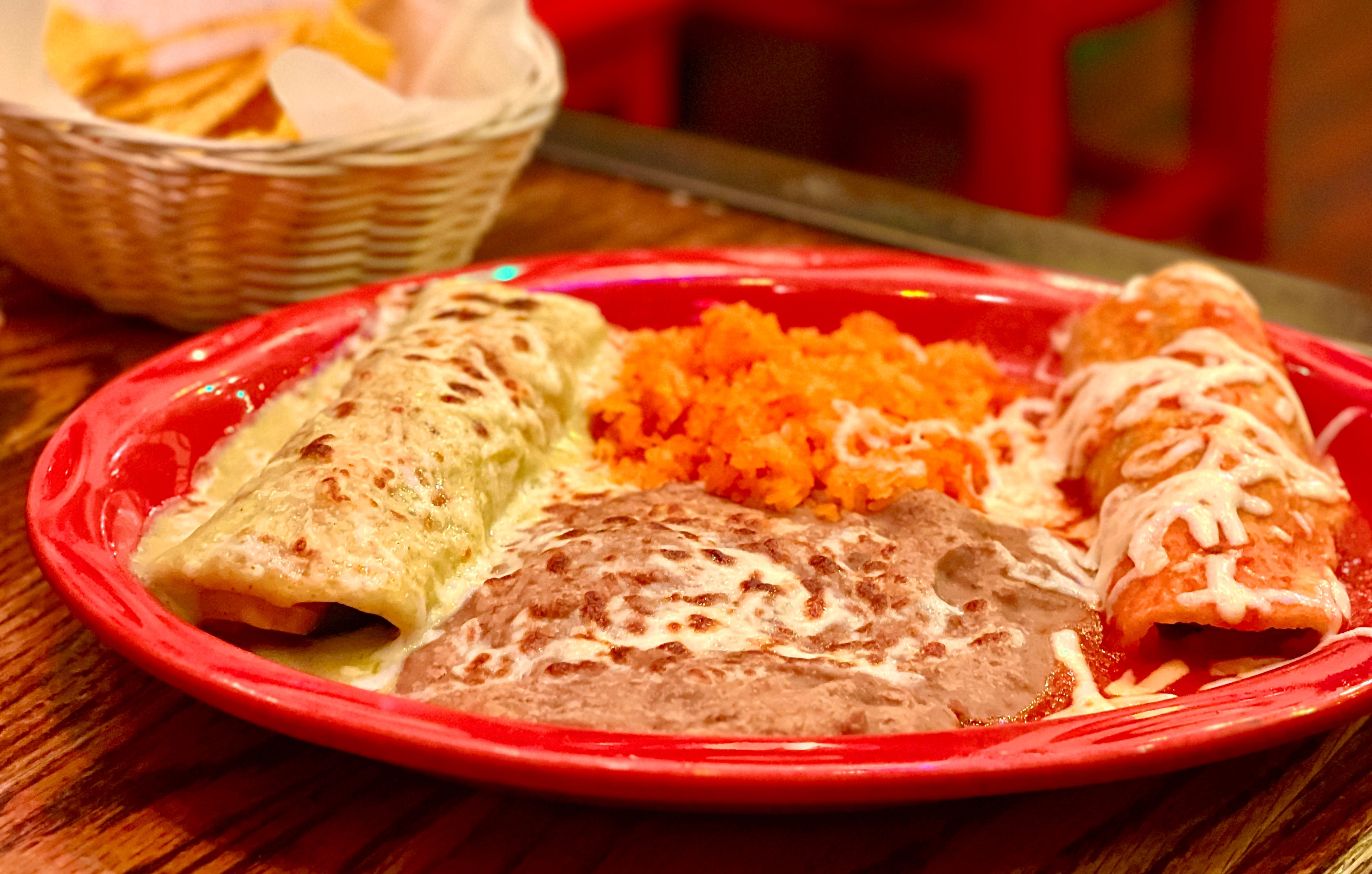 alt text: A plate of shrimp enchiladas covered in tomatillo cream sauce at Su Casa Mexican Restaurant.