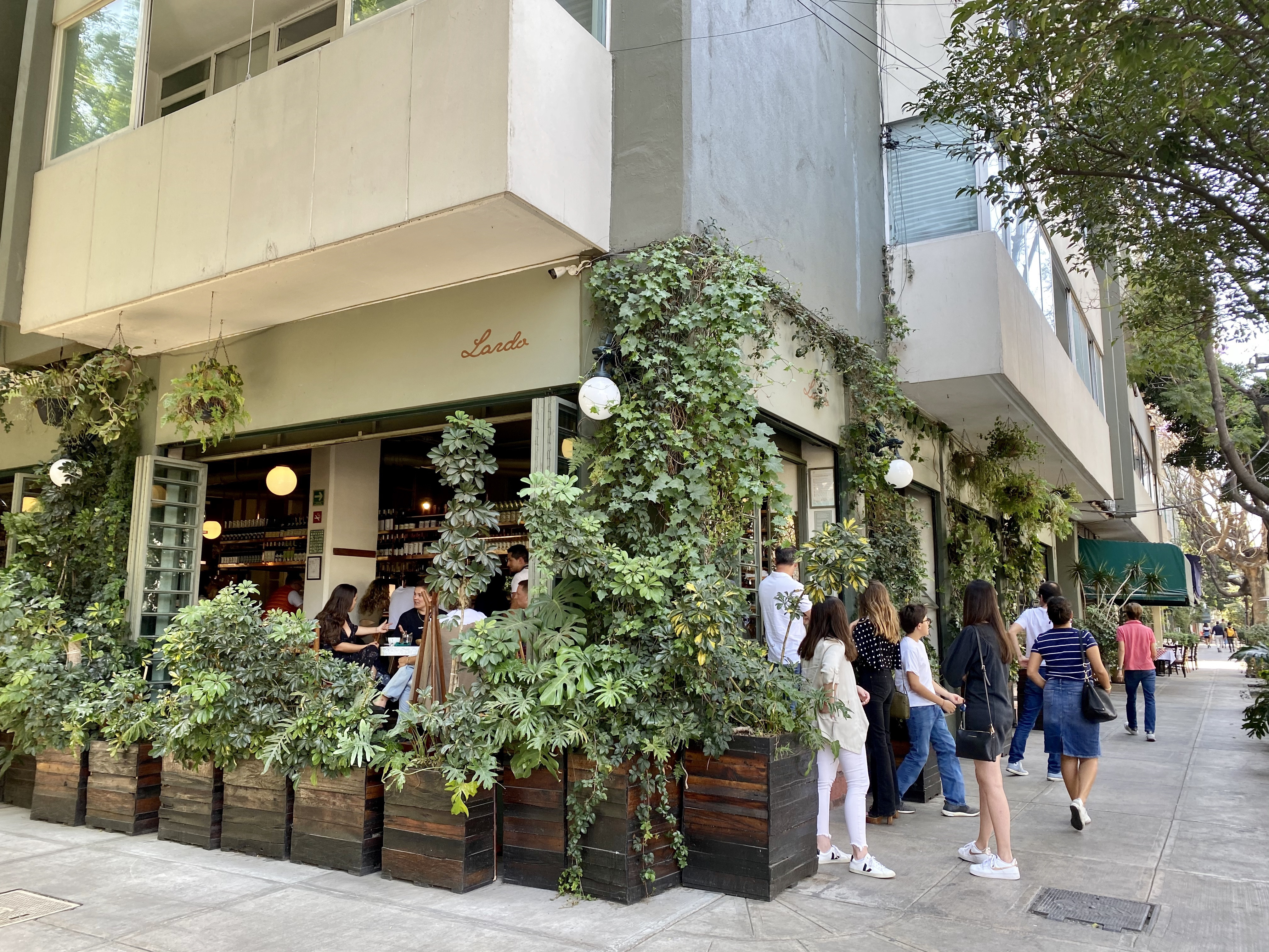 Exterior of Lardo restaurant in Mexico City with a crowd waiting outside.