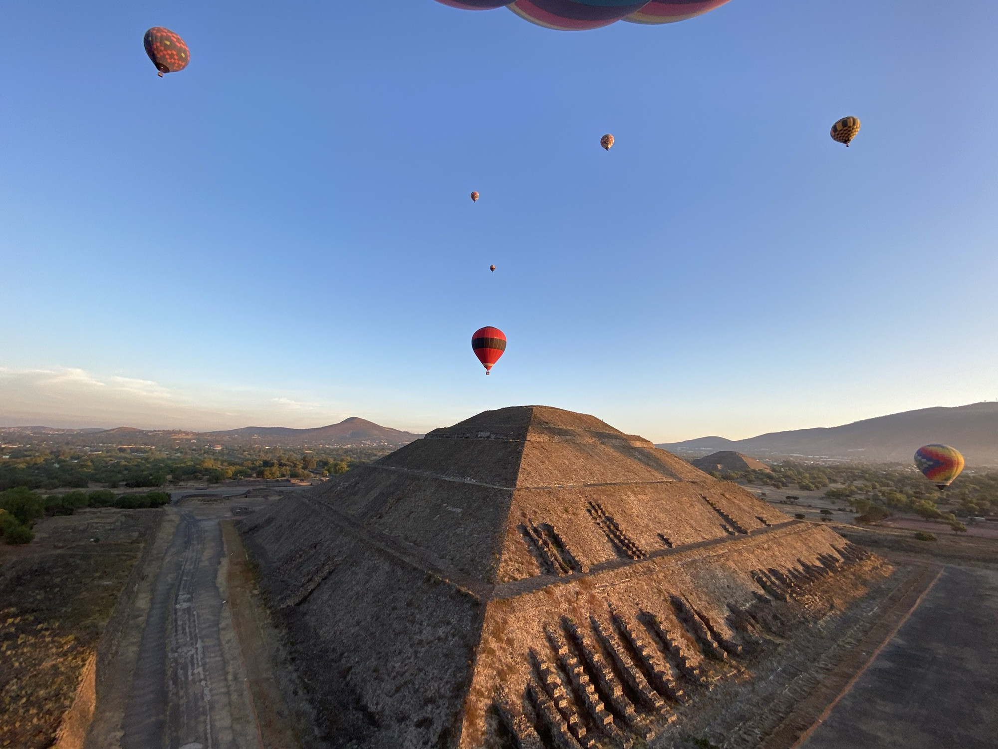 teotihuacan hot air balloons - pyramid