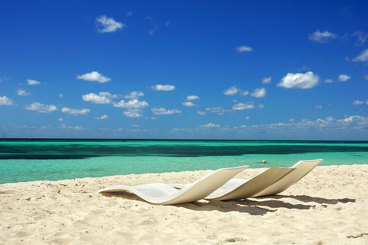 Turquoise waters and white sand of a Cozumel beach