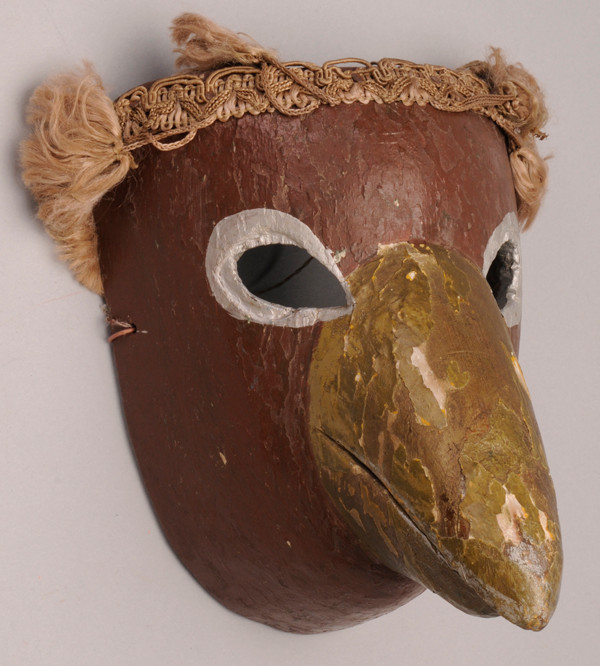 Side view of Pájaro mask