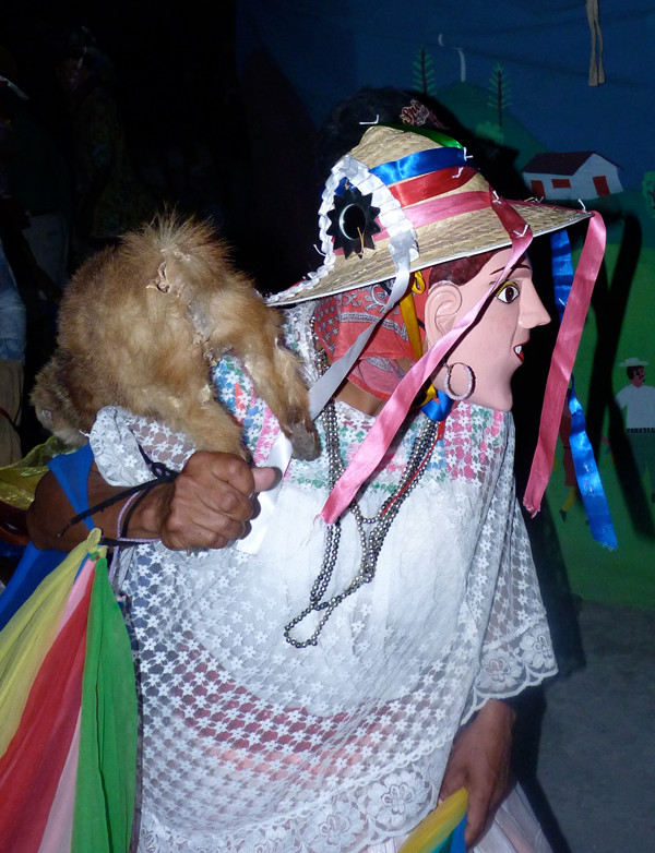 Female Payaso triumphantly carrying the Tejón carcass