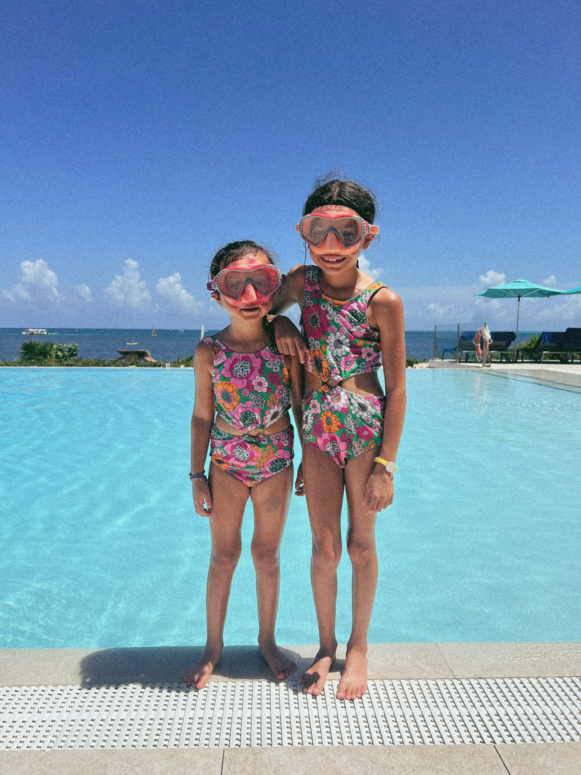 Family enjoying the Aguamarina infinity pool at Club Med Cancun, showcasing the dedicated family area