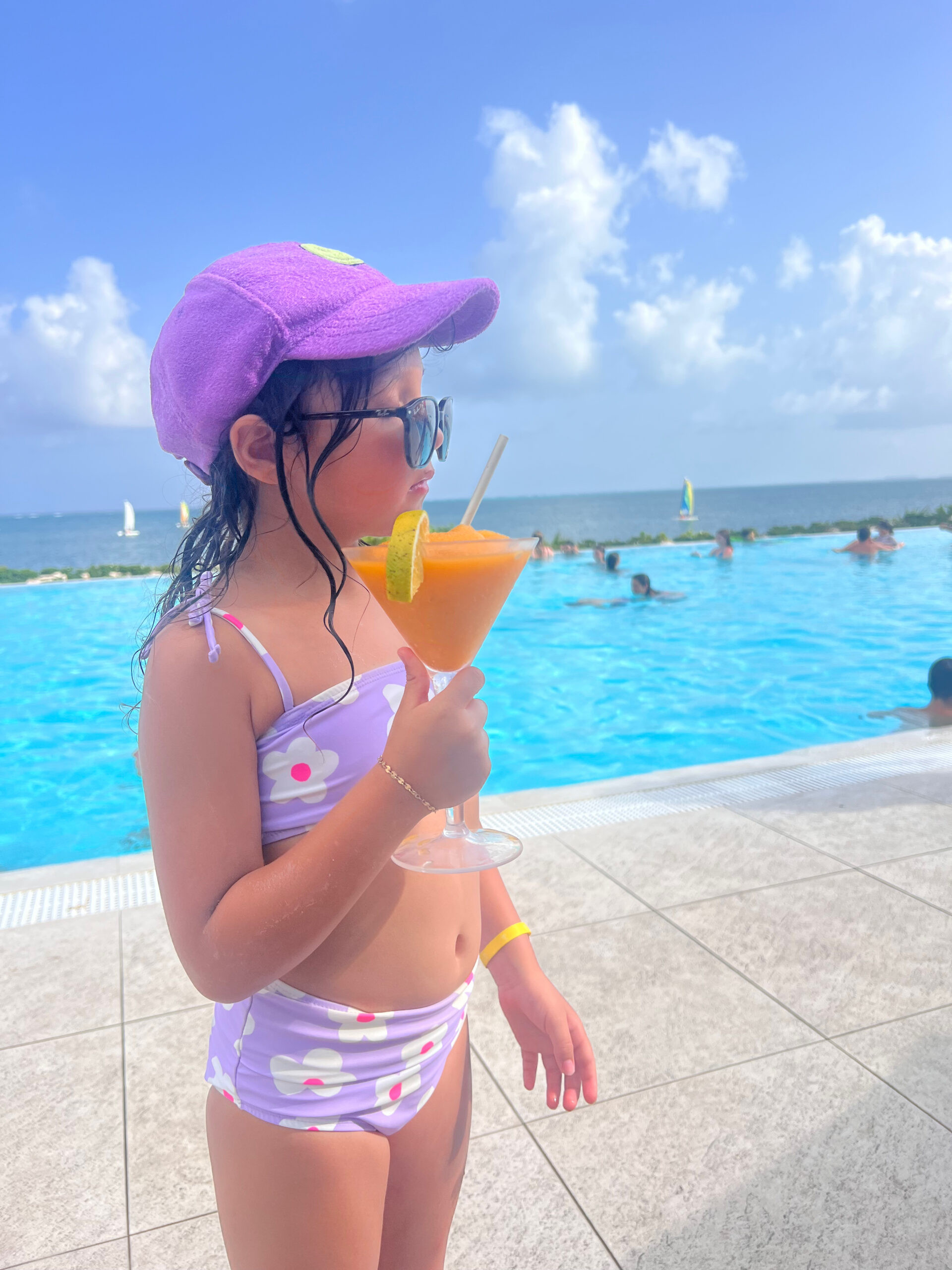 Parents relaxing poolside at Aguamarina while children play, highlighting the family-friendly atmosphere and amenities