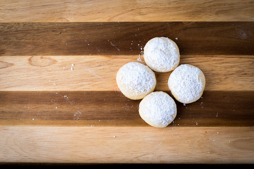 Galletas de Boda, Mexican wedding cookies at La Estrella Bakery Inc. (Credit: Jackie Tran)