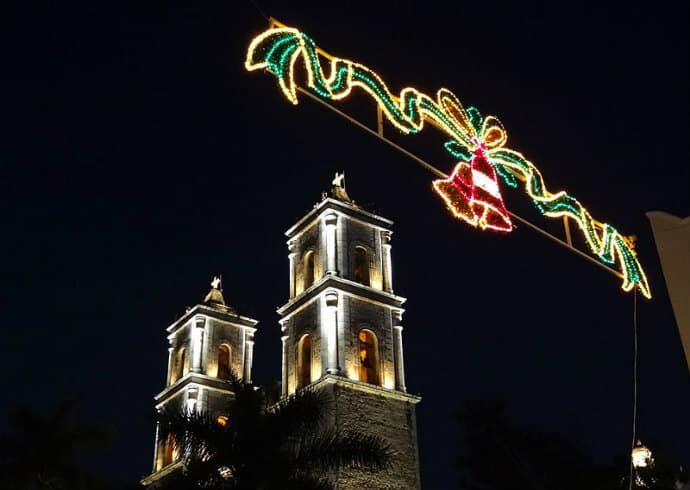 A festive street scene during Christmas in Mexico, showcasing the vibrant atmosphere of Mexican Christmas traditions.