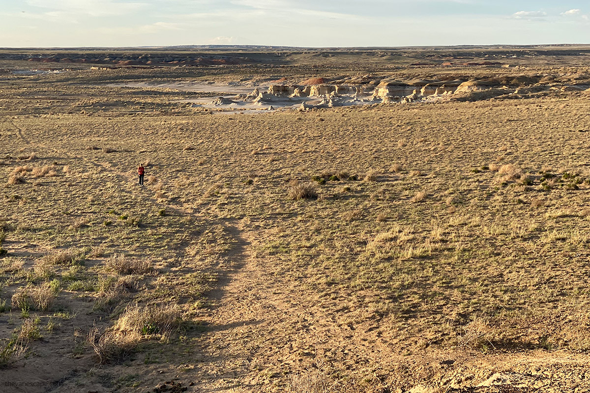 hiking path to hoodoos