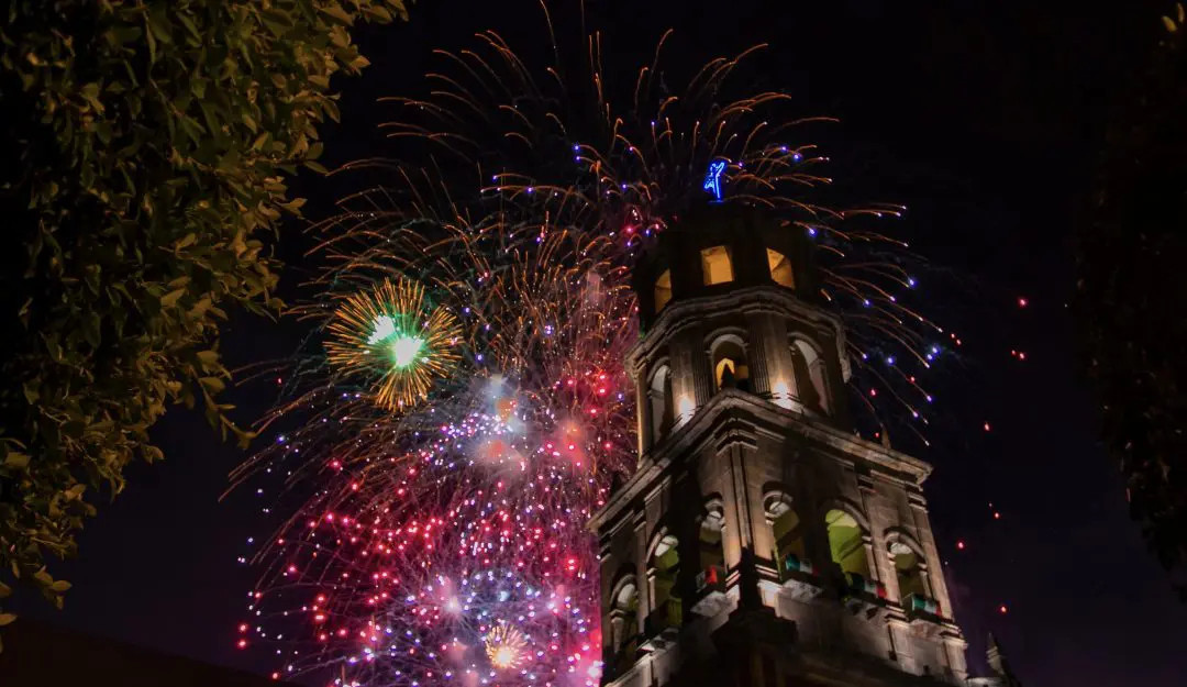 sky-filled-with-fireworks-over-mexico-city-on-mexican-independence-day
