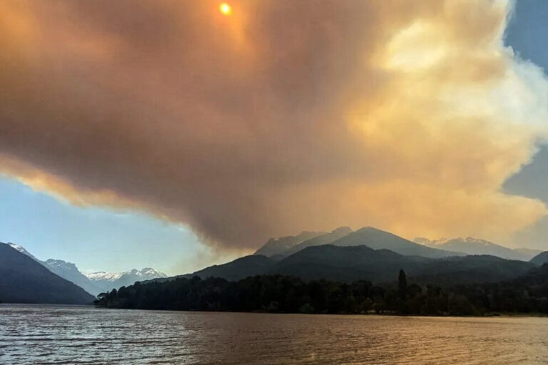Wildfires in Nahuel Huapi National Park. Image courtesy of Ángeles Cruz via Facebook.