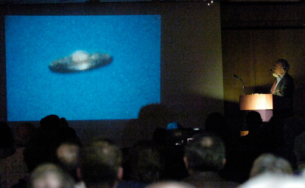 Stanton T. Friedman talking about UFOs