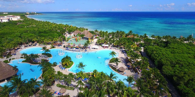 Grand Palladium Colonial Resort &amp; Spa exterior