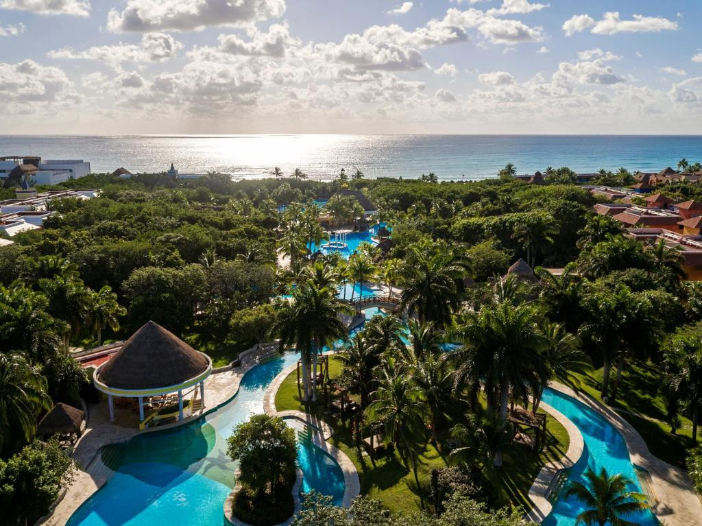 Iberostar Paraiso del Mar lies halfway between Cancun and Playa del Carmen on the Caribbean Sea