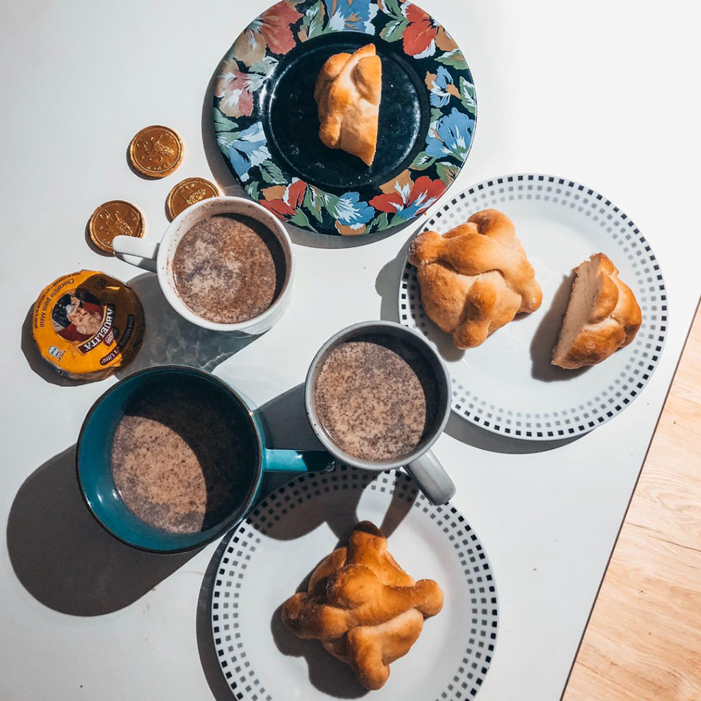 Typical ‘Pan de muerto’ and ‘chocolate abuelita’ shared by Mexican scholars all over UK.