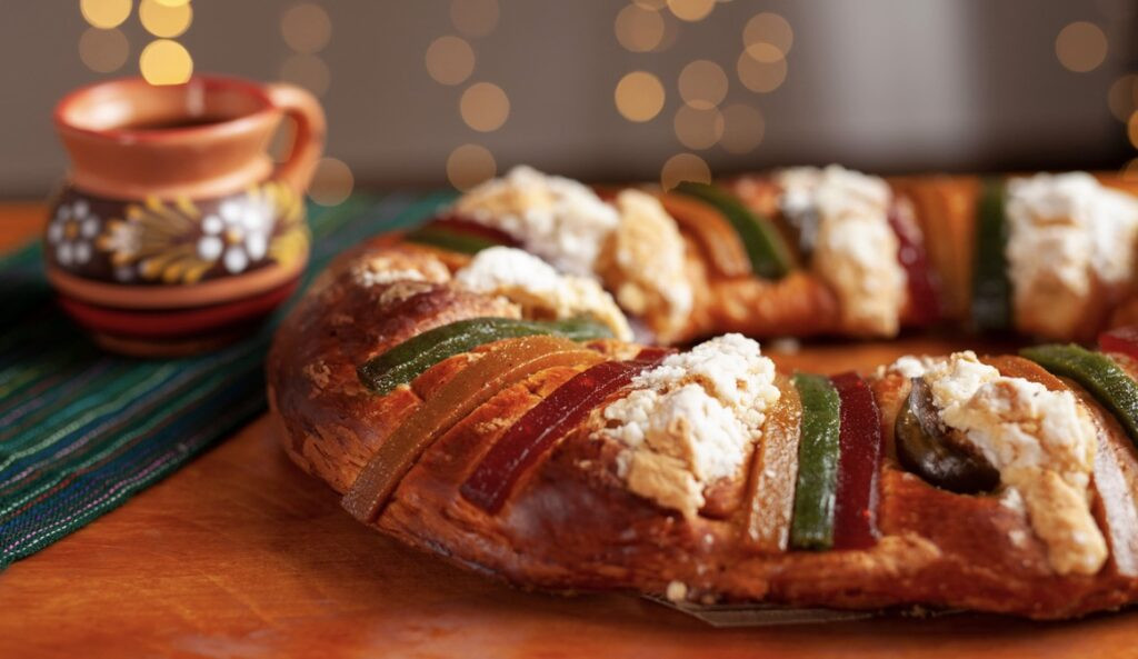 a-mexican-family-sharing-rosca-de-reyes