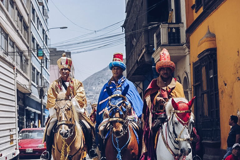 Children releasing balloons with their Christmas wishes attached, a modern take on the traditional Three Kings Day celebration in Mexico.