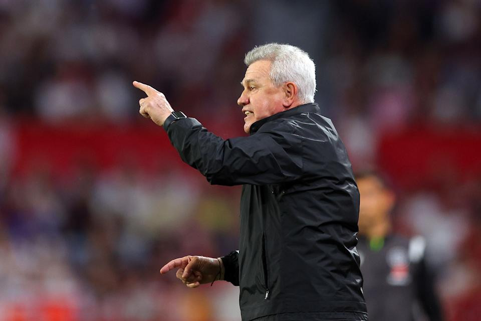 Javier Aguirre, entrenador de RCD Mallorca, da instrucciones al equipo durante el partido de LaLiga EA Sports entre Sevilla FC y RCD Mallorca en el Estadio Ramón Sánchez Pizjuán el 22 de abril de 2024 en Sevilla, España. (Foto por Fran Santiago/Getty Images)