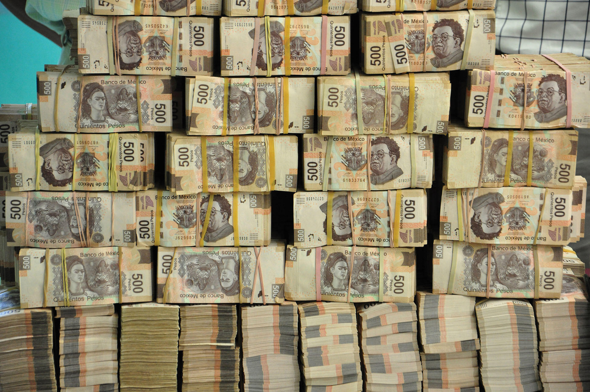 A huge stack of cash found in the office of an assistant to the governor of Tabasco in 2013.