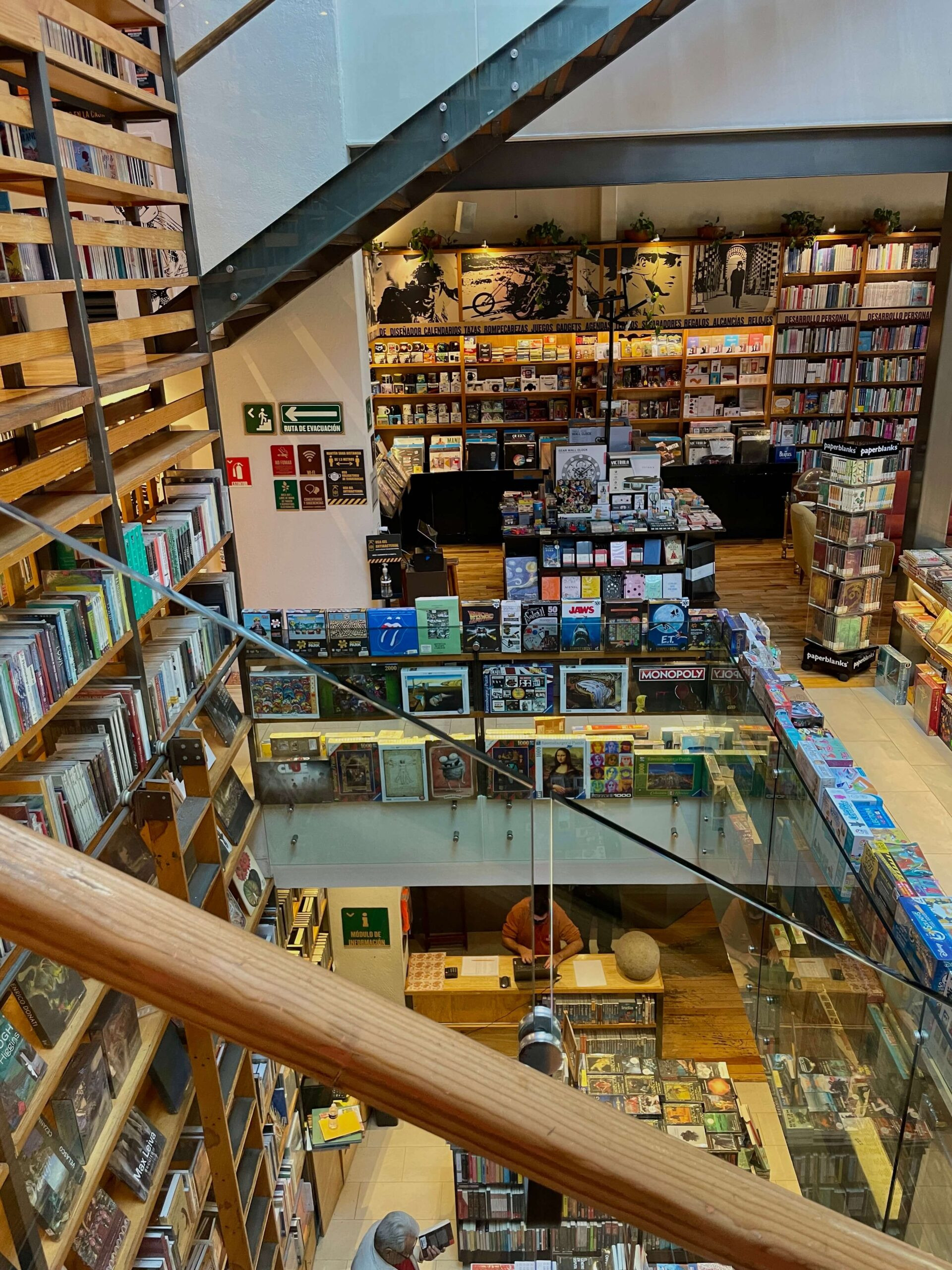 Cafebreria el Pendulo, Roma, Mexico City with many books placed in racks.