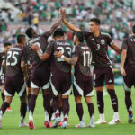 El equipo de México celebra después de un gol de Orbelín Pineda #17 de México en el primer tiempo contra Nueva Zelanda en un partido amistoso internacional en el Rose Bowl Stadium el 7 de septiembre de 2024 en Pasadena, California. (Foto por Meg Oliphant/Getty Images)