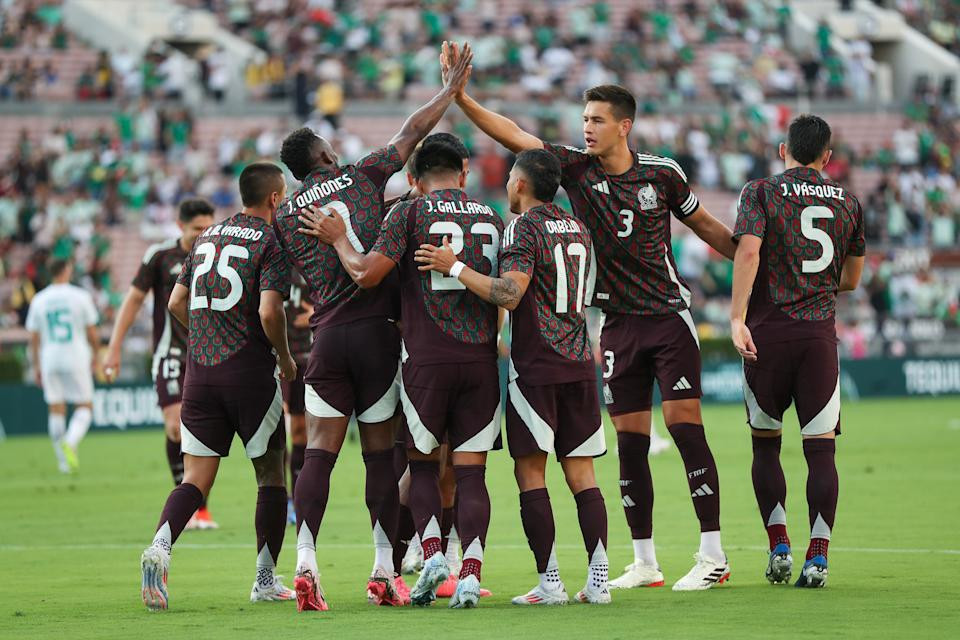 El equipo de México celebra después de un gol de Orbelín Pineda #17 de México en el primer tiempo contra Nueva Zelanda en un partido amistoso internacional en el Rose Bowl Stadium el 7 de septiembre de 2024 en Pasadena, California. (Foto por Meg Oliphant/Getty Images)