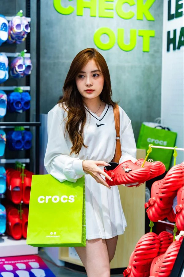 Crocs paper bags when shopping at the official Crocs Vietnam store.