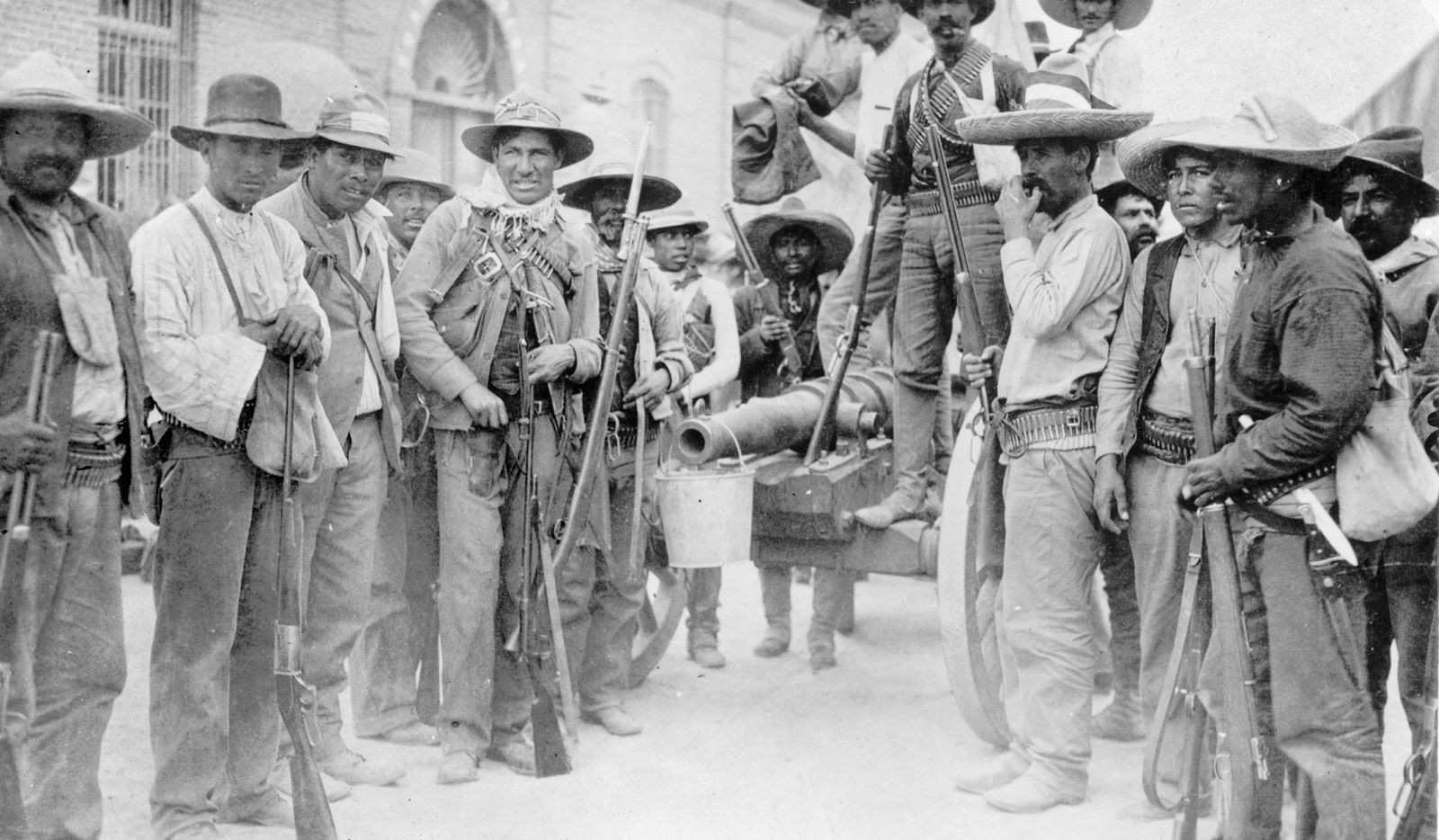 Mexican Revolution insurrectionists with a homemade cannon in Juárez, 1911.
