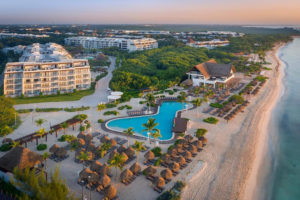 Ocean Riviera Paradise pool