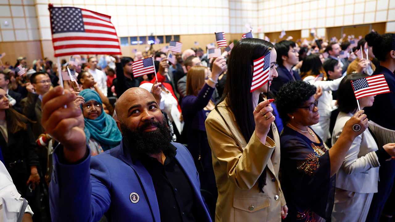 Mexican immigrants being sworn in as US citizens