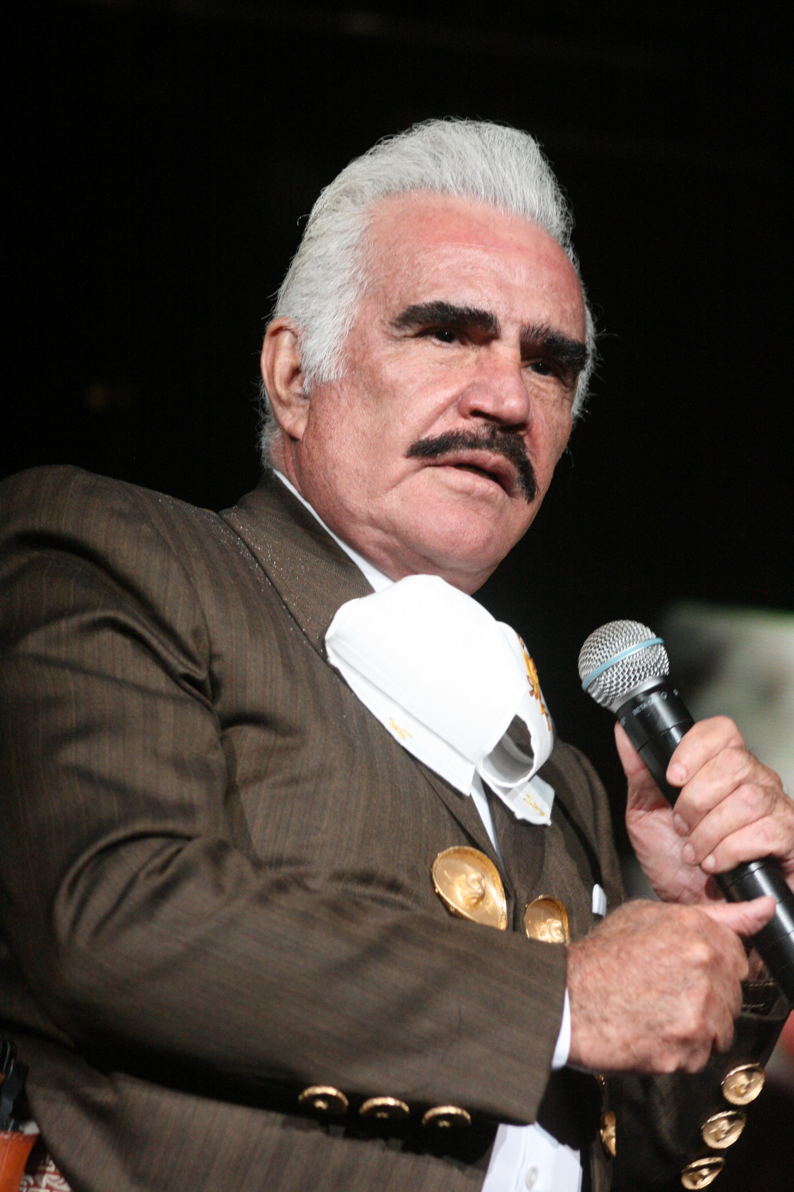 Vicente Fernández performing live