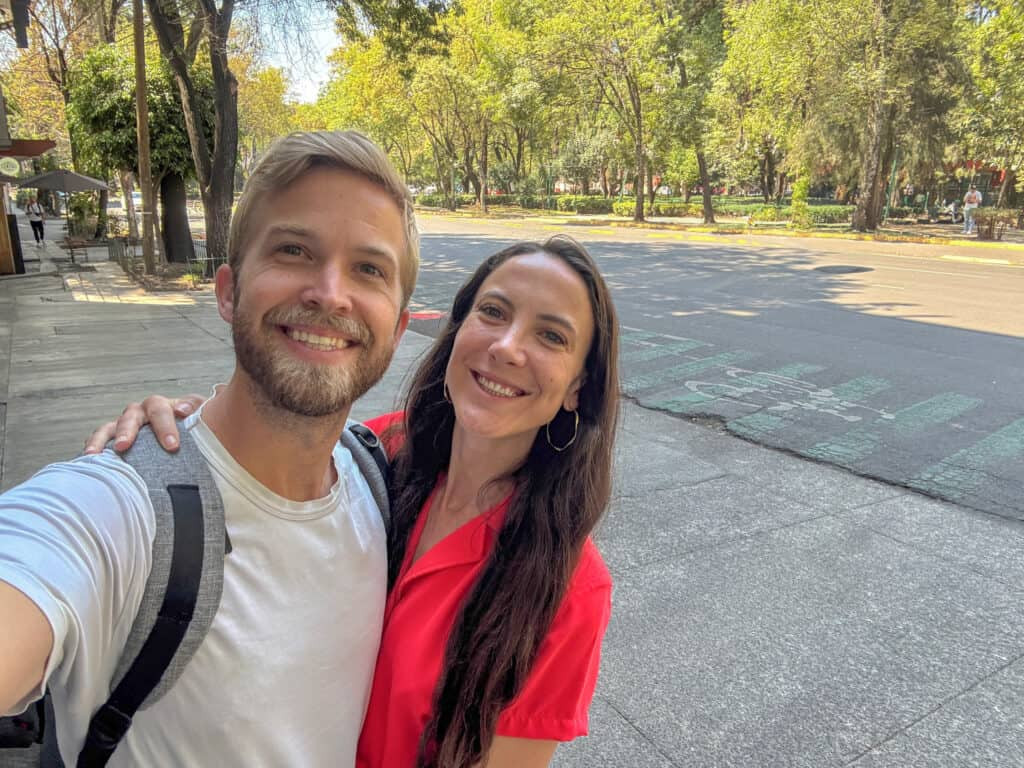 Man in white shirt and woman in red top by Parque España showing a friendly atmosphere